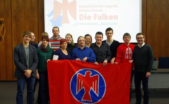 Vl. Johannes Hiry (Stellv. Vorsitzender); Maik Licher (Beisitzer); Jennifer Joseph ( Organisationsleiterin), Christoph Mathis (Kassierer), Jenny Bund (Pressesprecherin), Hanne Wendorff (Beisitzerin) , Dominik Moll (Schriftführer), Heike Wendorff (Stellv. Vorsitzende), Joshua Pawlak (Vorsitzender), + Gäste Immanuel Benz (Stellv. Bundesvorsitzender der Falken), Philipp Weis (Vorsitzender Jusos Saar), Michael Clivot (Vorsitzender Landesverband Saar der Falken), auf dem Foto fehlt Andreas Spies (Beisitzer)